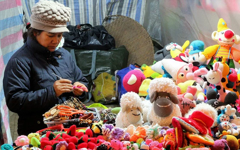 Du khách chọn mua đồ thủ công tại chợ đêm Đà Lạt